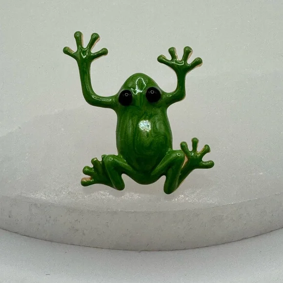 3/$20 Adorable Little Tree Frog Pin Brooch - Picture 3 of 8